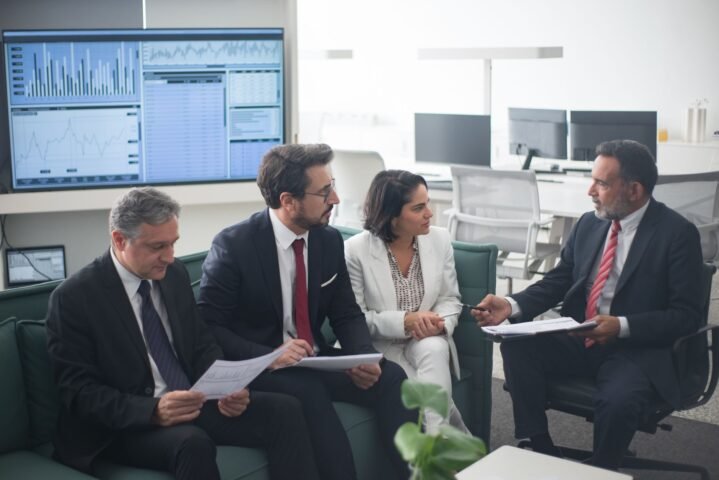 Silicon Valley Bank executives discussing asset-liability mismatch during a risk management meeting
